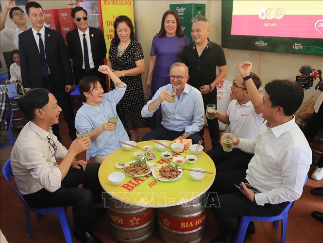 Thủ tướng Australia uống bia hơi, ăn bánh mì truyền thống Hà Nội - Ảnh 3.