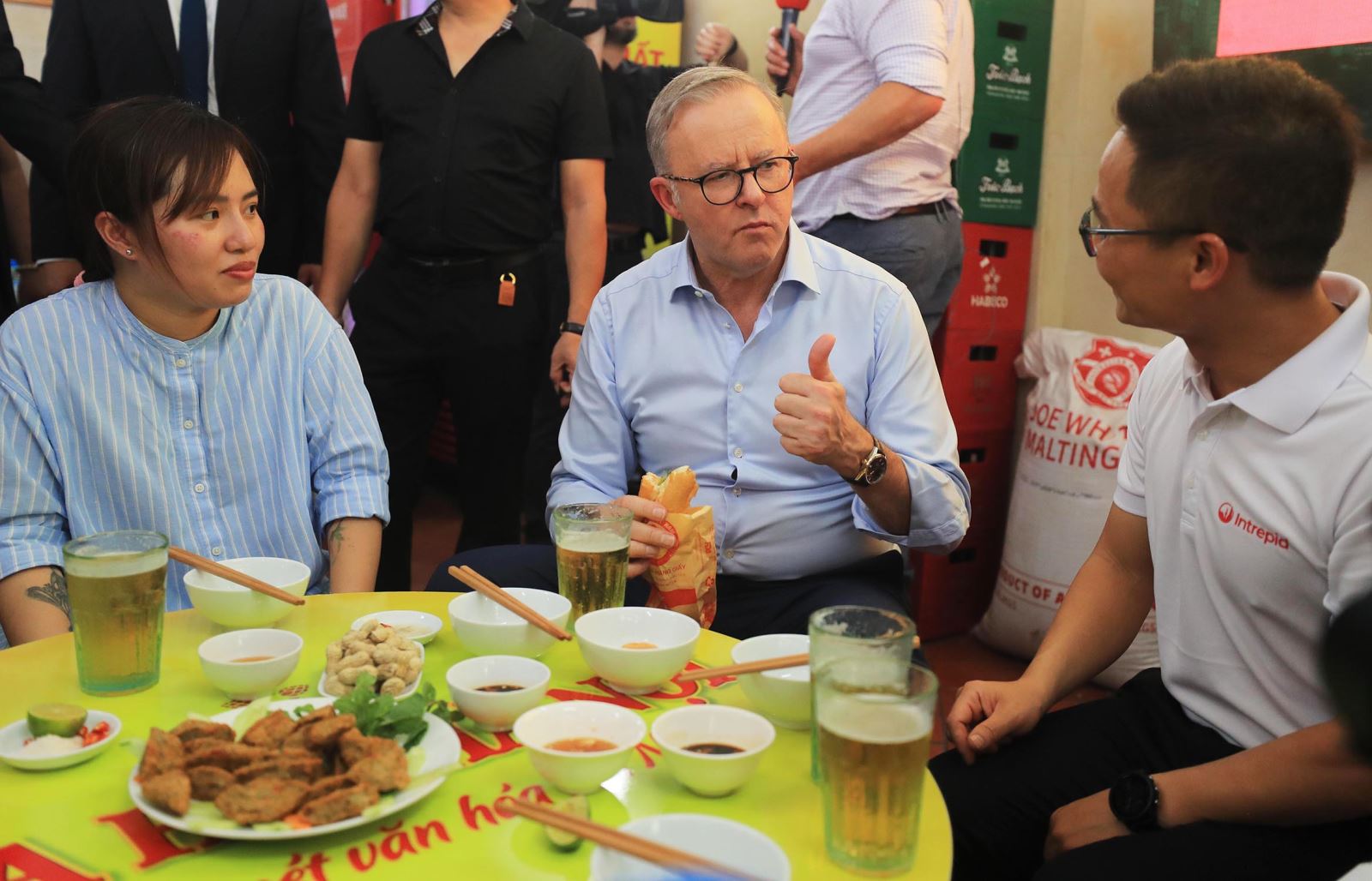 Thủ tướng Australia uống bia hơi, ăn bánh mì truyền thống Hà Nội - Ảnh 4.