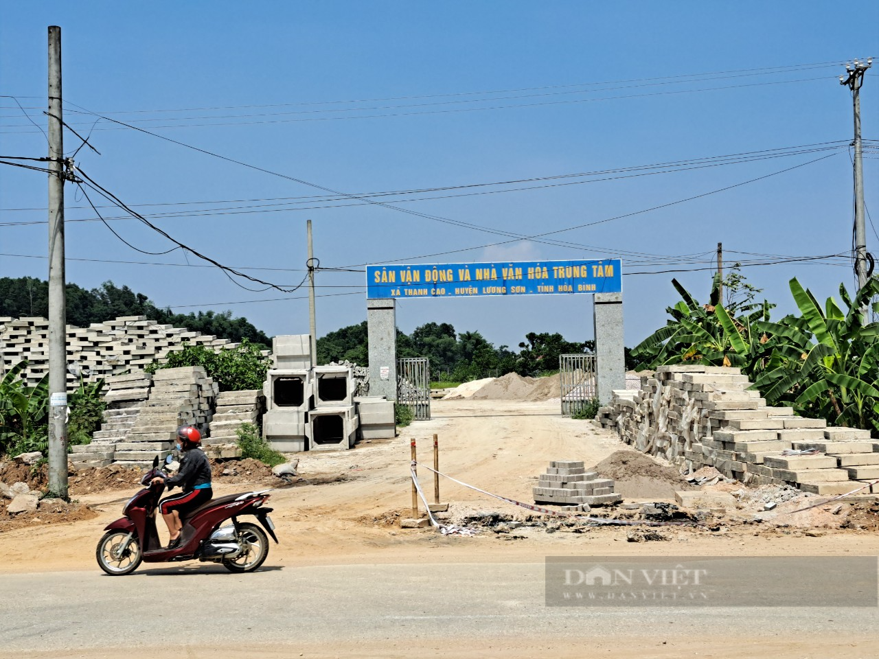 Hòa Bình: Sân vận động tiền tỷ biến thành bãi tập kết vật liệu trái phép - Ảnh 1.