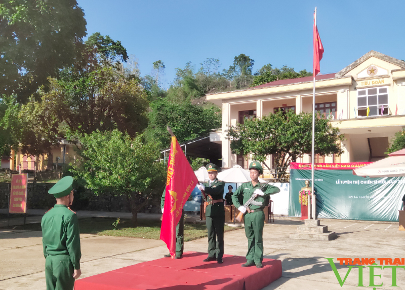 Bộ đội Biên phòng Sơn La: Trao quân hàm sĩ quan và tổ chức nhiều hoạt động vùng biên - Ảnh 2.