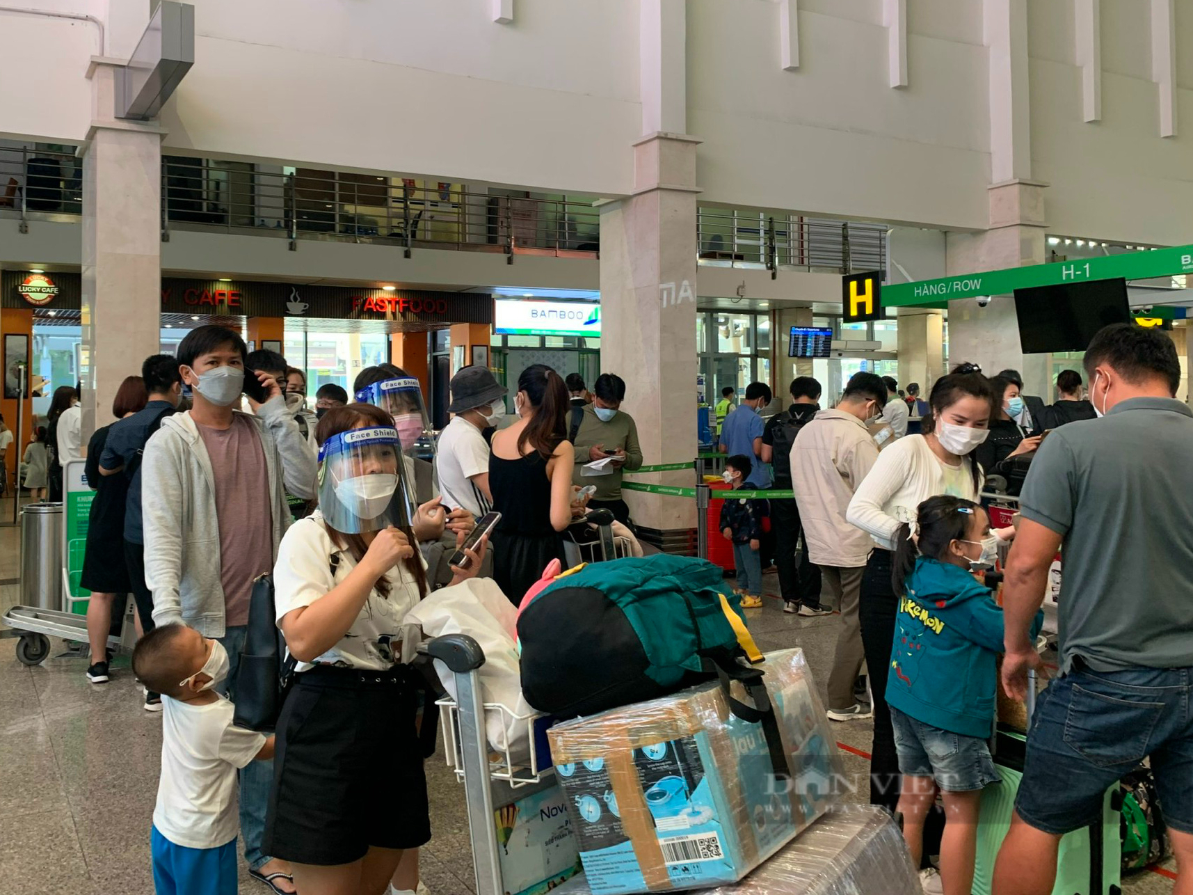 Sân bay Tân Sơn Nhất vào mùa cao điểm du lịch hè - Ảnh 3.