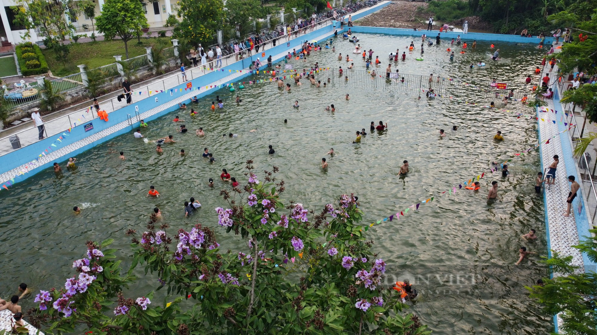 Biến ao làng thành bể bơi miễn phí, trẻ em thích thú tắm giải nhiệt ngày nắng nóng - Ảnh 5.