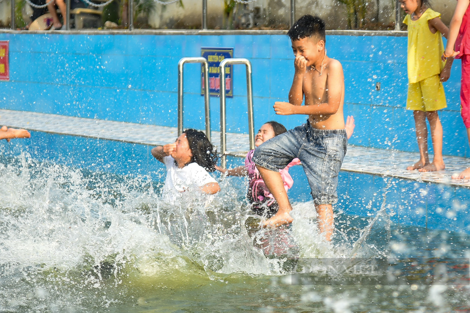 Biến ao làng thành bể bơi miễn phí, trẻ em thích thú tắm giải nhiệt ngày nắng nóng - Ảnh 8.