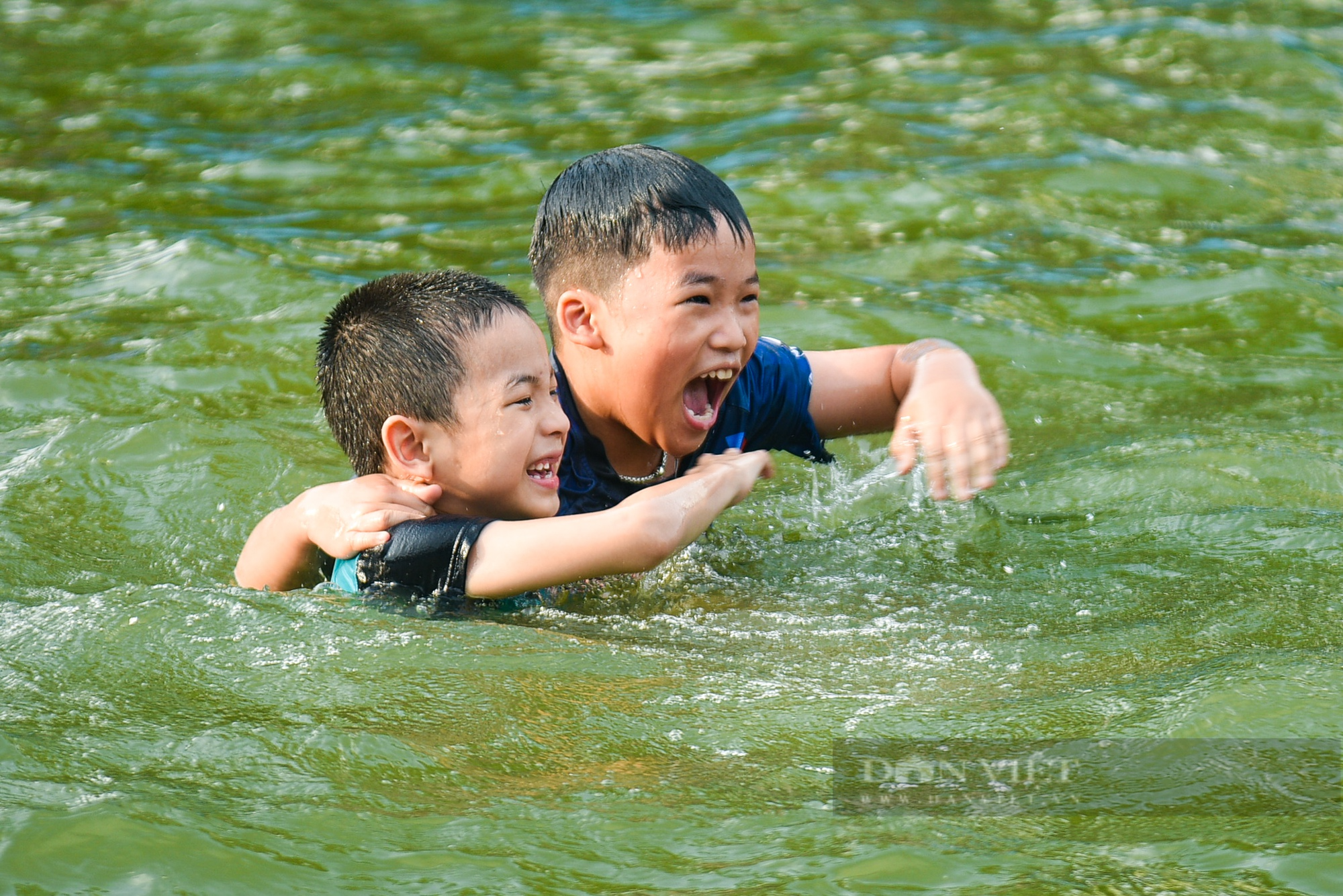 Biến ao làng thành bể bơi miễn phí, trẻ em thích thú tắm giải nhiệt ngày nắng nóng - Ảnh 9.