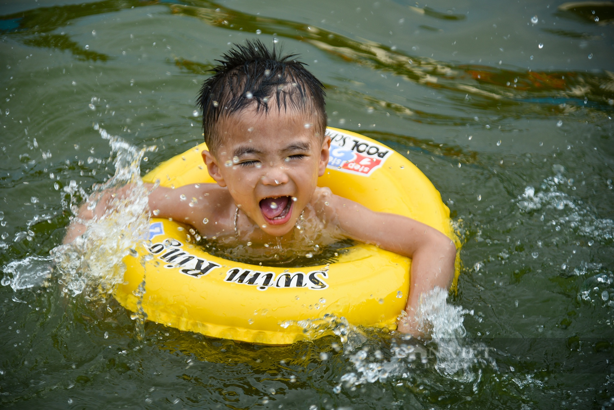 Biến ao làng thành bể bơi miễn phí, trẻ em thích thú tắm giải nhiệt ngày nắng nóng - Ảnh 10.