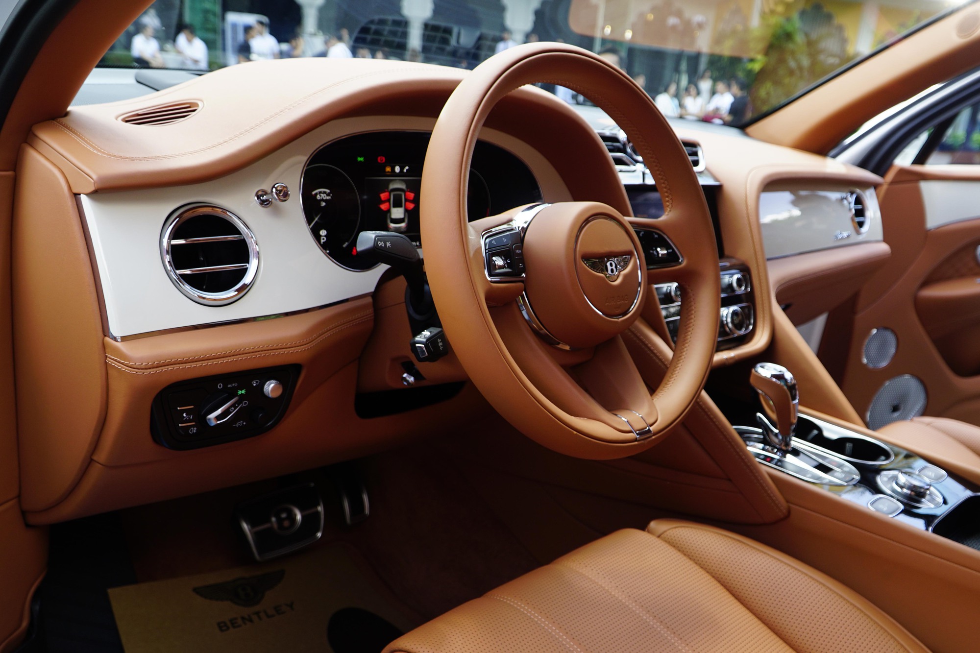Ngắm Bentley Bentayga EWB Azure siêu sang vừa ra mắt - Ảnh 3.