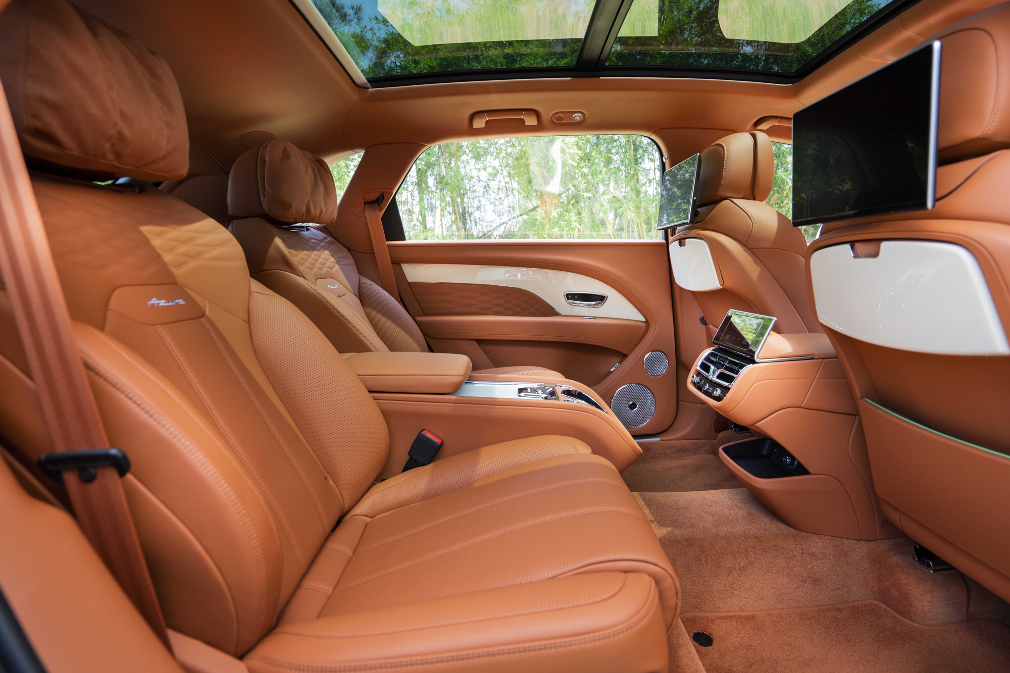 Ngắm Bentley Bentayga EWB Azure siêu sang vừa ra mắt - Ảnh 5.