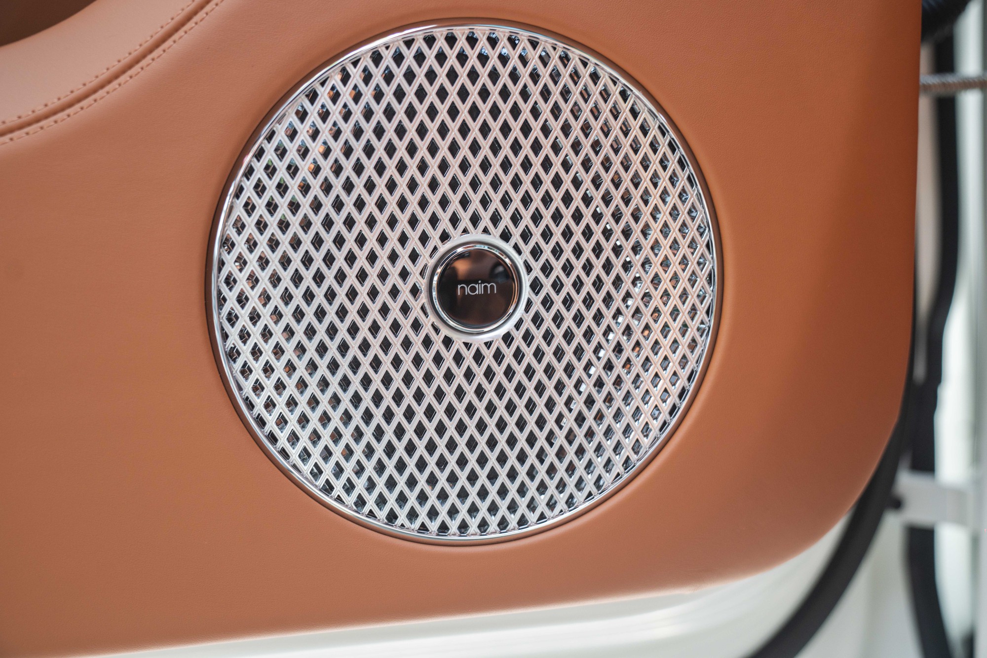 Ngắm Bentley Bentayga EWB Azure siêu sang vừa ra mắt - Ảnh 6.
