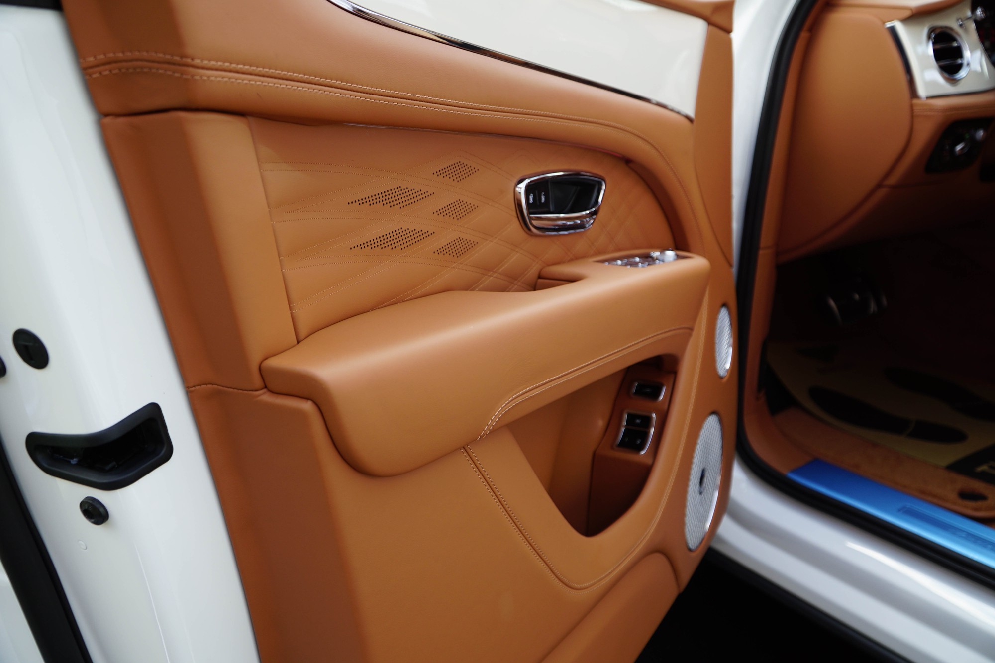 Ngắm Bentley Bentayga EWB Azure siêu sang vừa ra mắt - Ảnh 7.