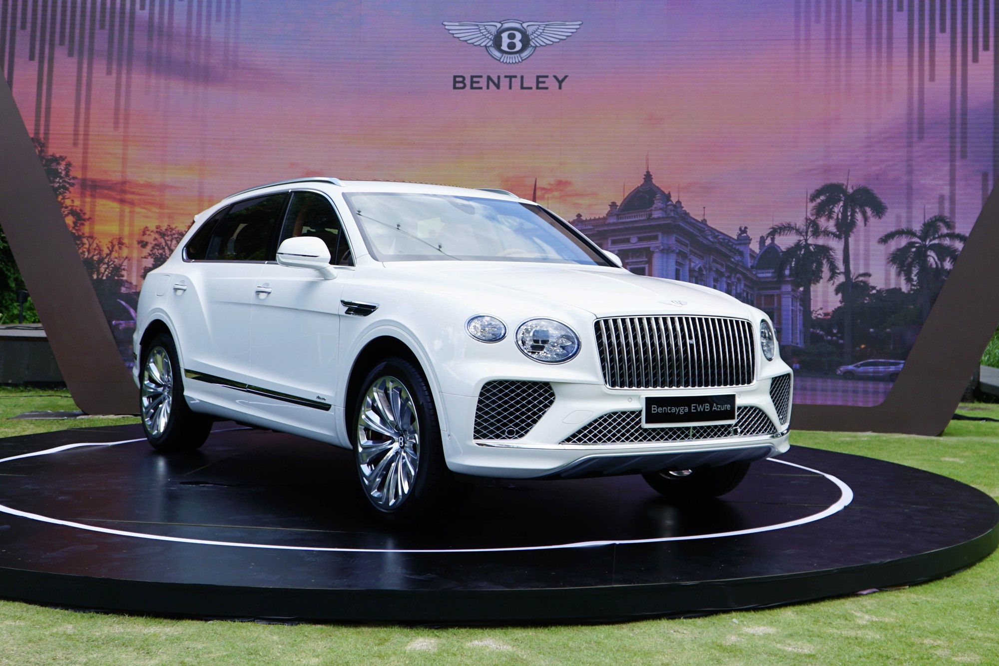 Ngắm Bentley Bentayga EWB Azure siêu sang vừa ra mắt - Ảnh 8.