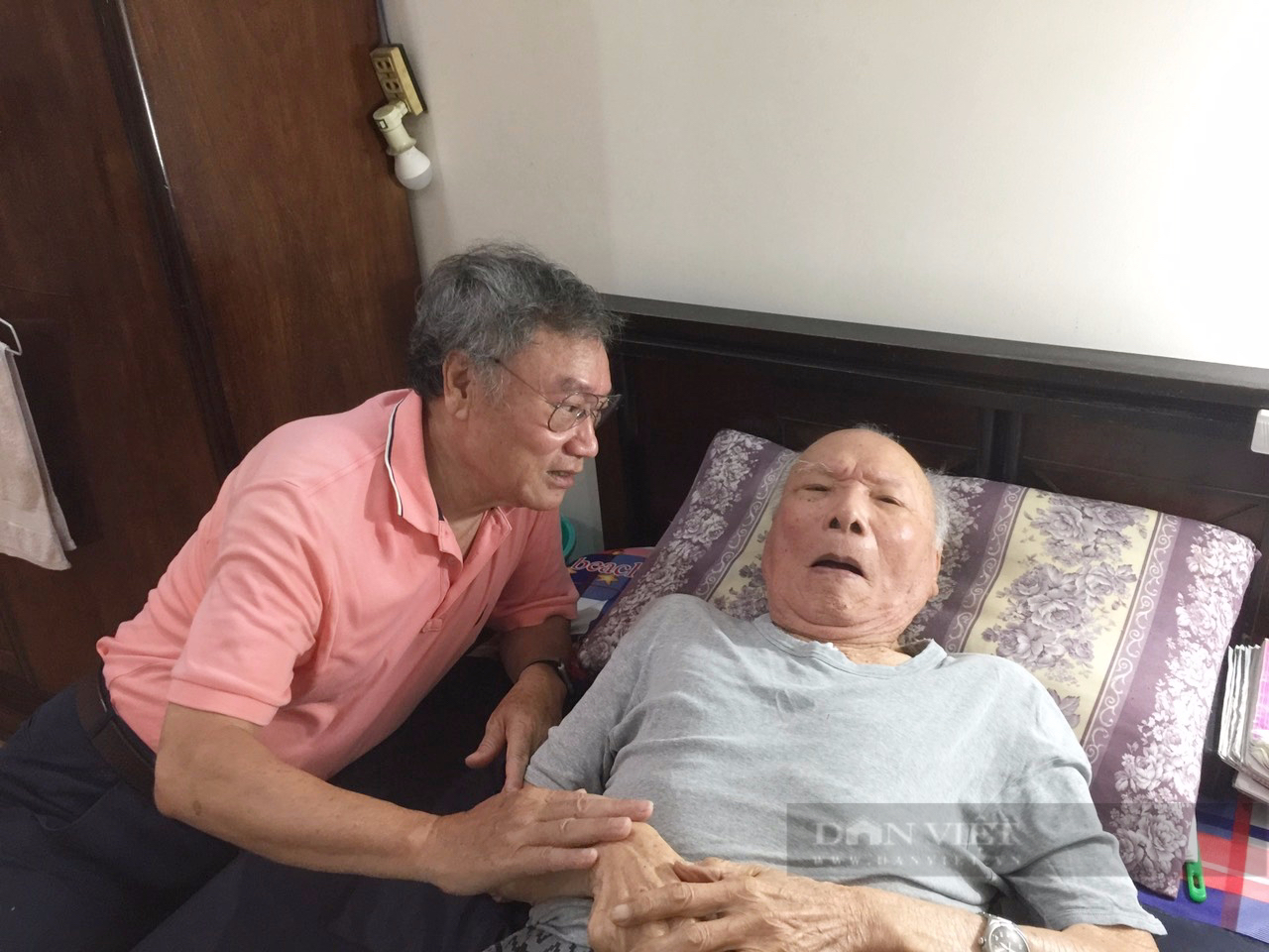 Người 46 năm tìm tài liệu đề nghị phong tặng AHLLVT cho đại tá Bùi Văn Tùng: &quot;Tôi cảm động và thương anh&quot; - Ảnh 1.