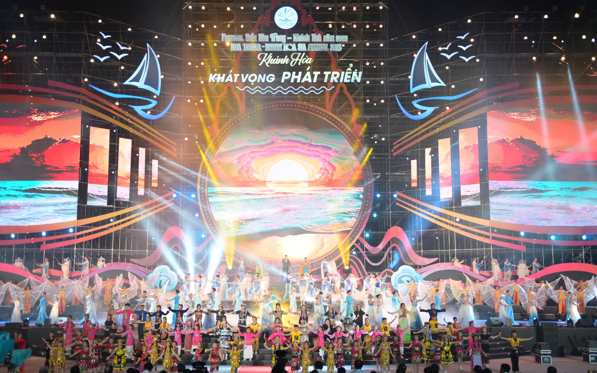 Trình diễn ánh sáng bằng máy bay không người lái trong Festival Biển Nha Trang- Khánh Hòa 2023