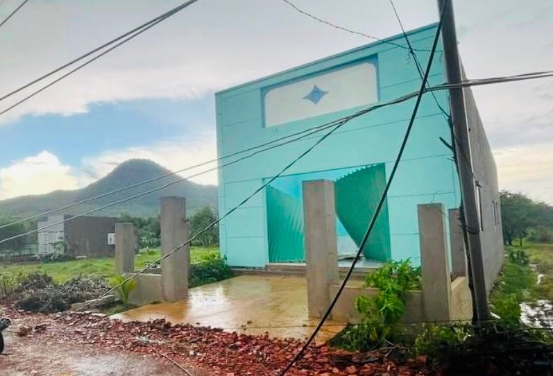 Mưa lớn kèm lốc xoáy khiến 2 người bị thương, thiệt hại hàng tỷ đồng, hơn 350 ha lúa bị ngập ở Bình Thuận - Ảnh 2.