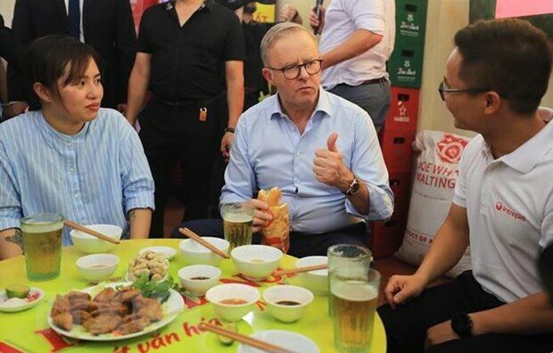 Thủ tướng Australia ăn bánh mỳ, uống bia phố cổ  - Ảnh 1.