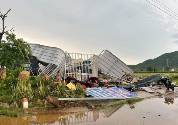 Mưa lớn kèm lốc xoáy khiến 2 người bị thương, thiệt hại hàng tỷ đồng, hơn 350 ha lúa bị ngập ở Bình Thuận - Ảnh 1.