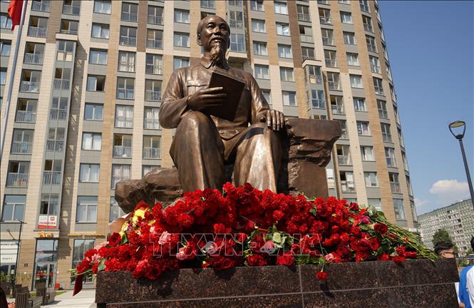 Khánh thành tượng đài Chủ tịch Hồ Chí Minh tại St. Petersburg (Nga) - Ảnh 2.