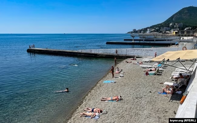 Những bãi biển 'gần như trống rỗng', vắng như 'chùa bà đanh' ở Crimea khi Nga tăng cường phòng thủ - Ảnh 1.