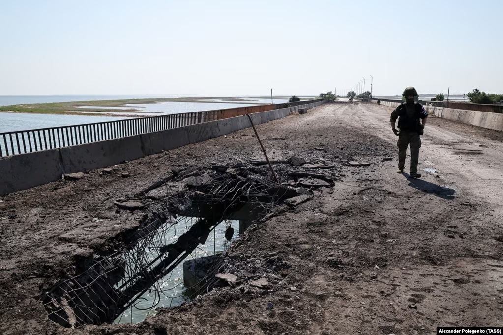 Những bãi biển 'gần như trống rỗng', vắng như 'chùa bà đanh' ở Crimea khi Nga tăng cường phòng thủ - Ảnh 2.