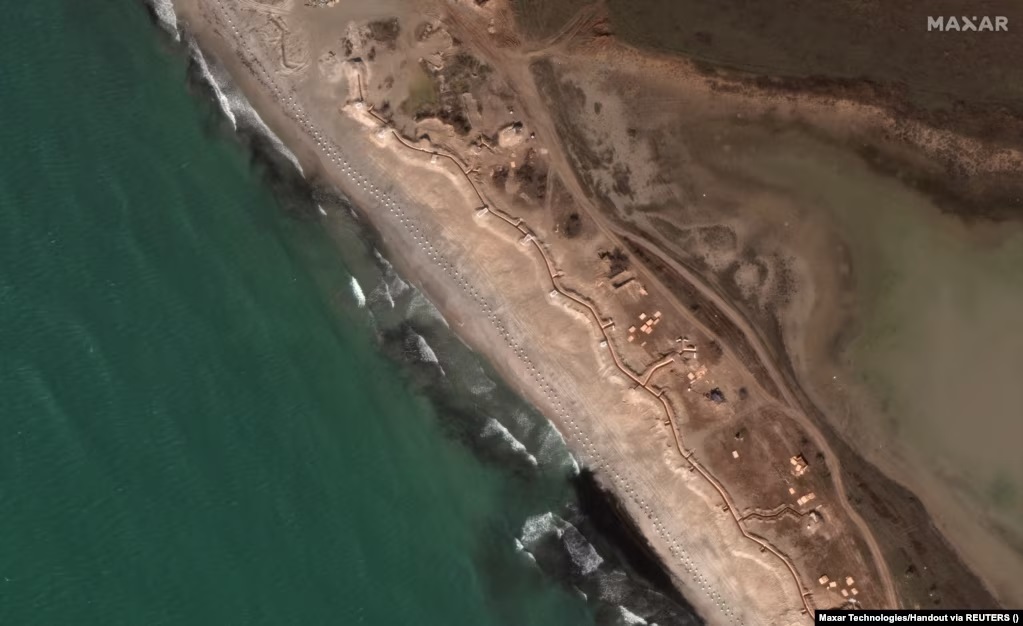 Những bãi biển 'gần như trống rỗng', vắng như 'chùa bà đanh' ở Crimea khi Nga tăng cường phòng thủ - Ảnh 3.