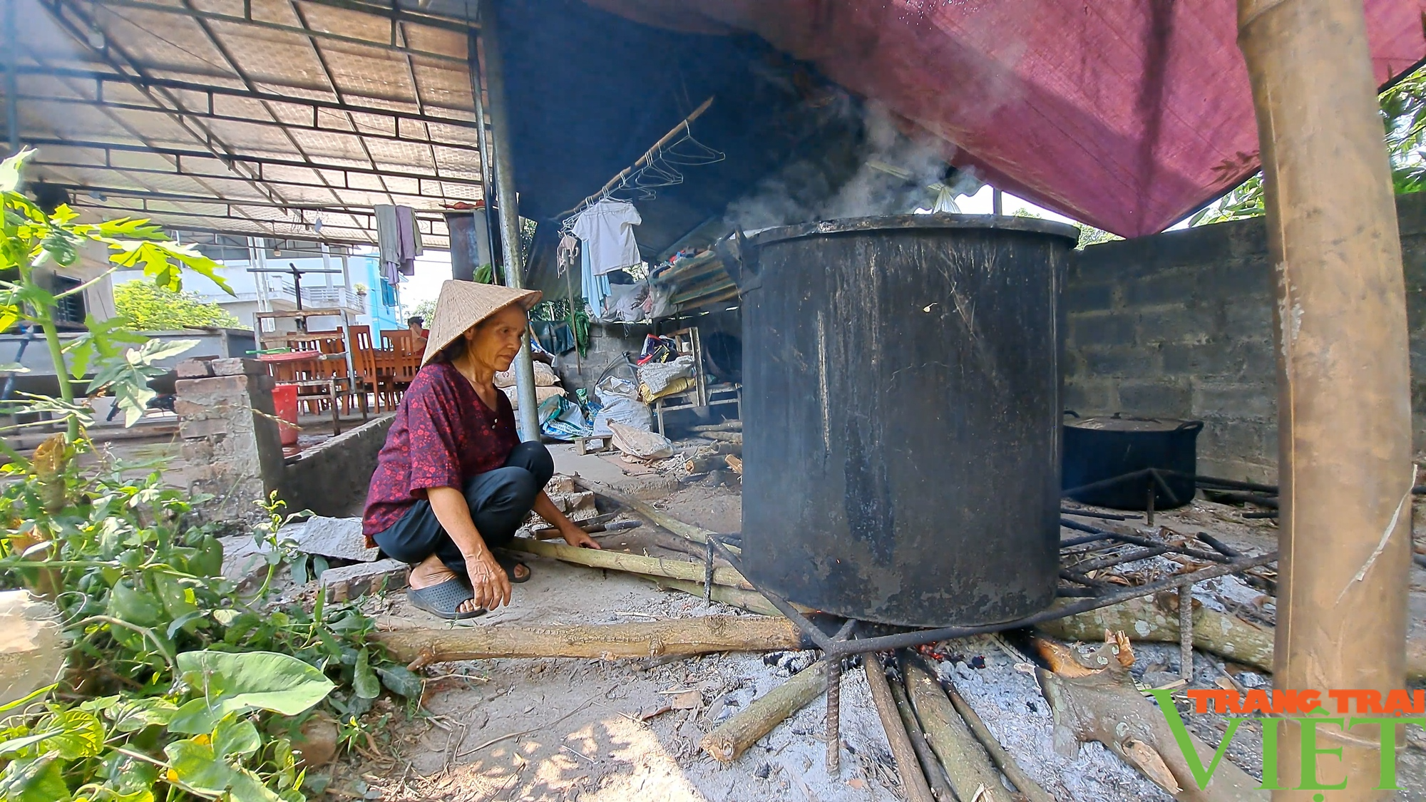 Nơi đây có những nghệ nhân miệt mài gìn giữ nghề làm giấy dó truyền thống  - Ảnh 2.