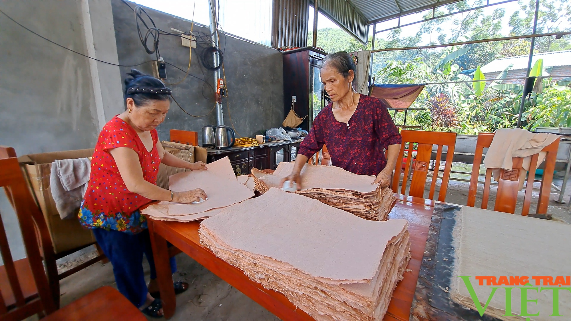 Nơi đây có những nghệ nhân miệt mài gìn giữ nghề làm giấy dó truyền thống  - Ảnh 23.