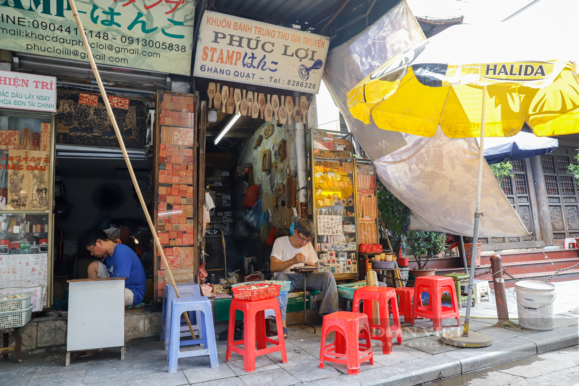 Hơn nửa đời thổi hồn vào những tấm gỗ &quot;vô tri&quot; tại phố cổ Hà Nội - Ảnh 1.