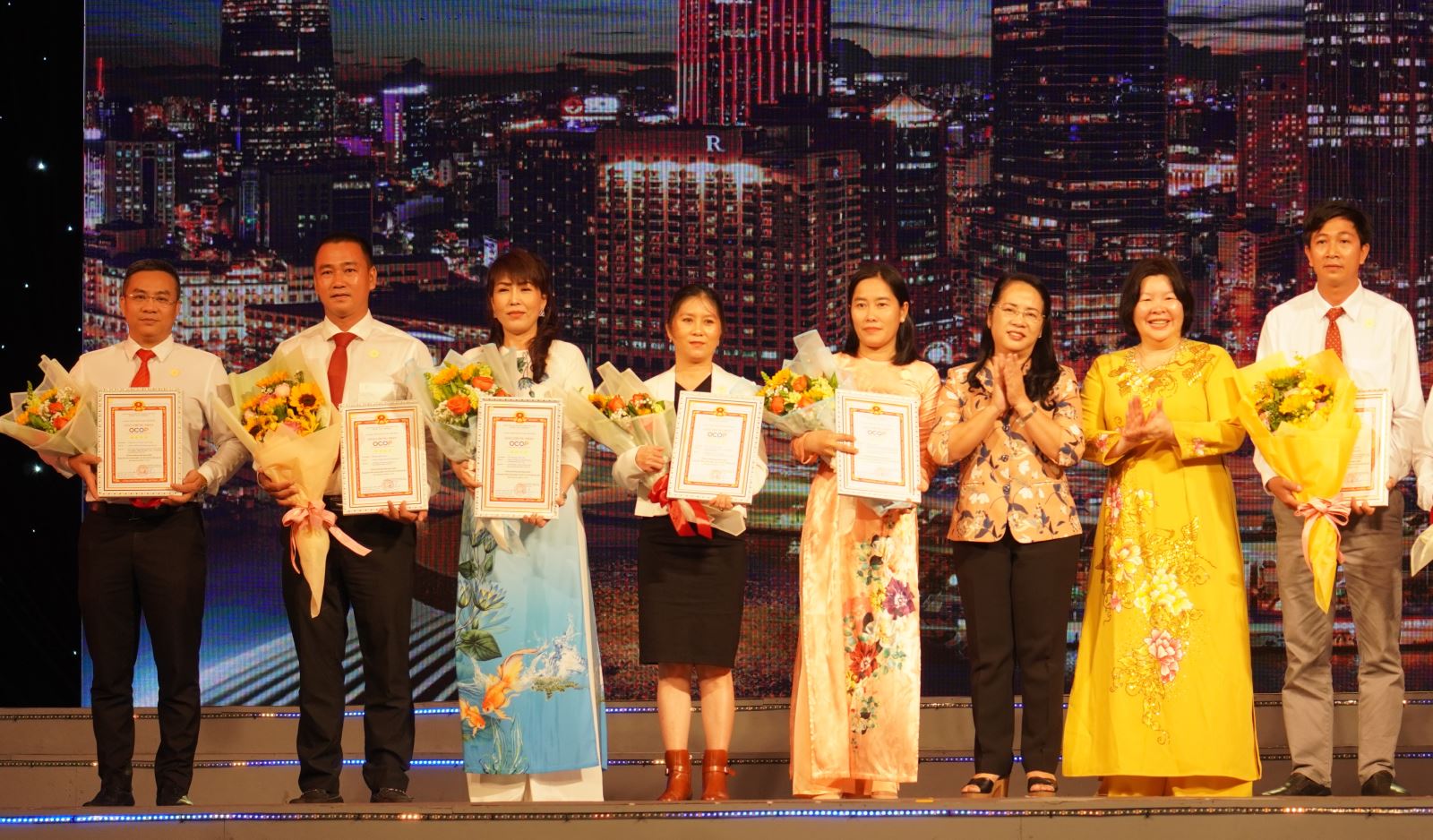 TP Hồ Chí Minh công bố và trao giấy chứng nhận cho 39 sản phẩm OCOP - Ảnh 1.