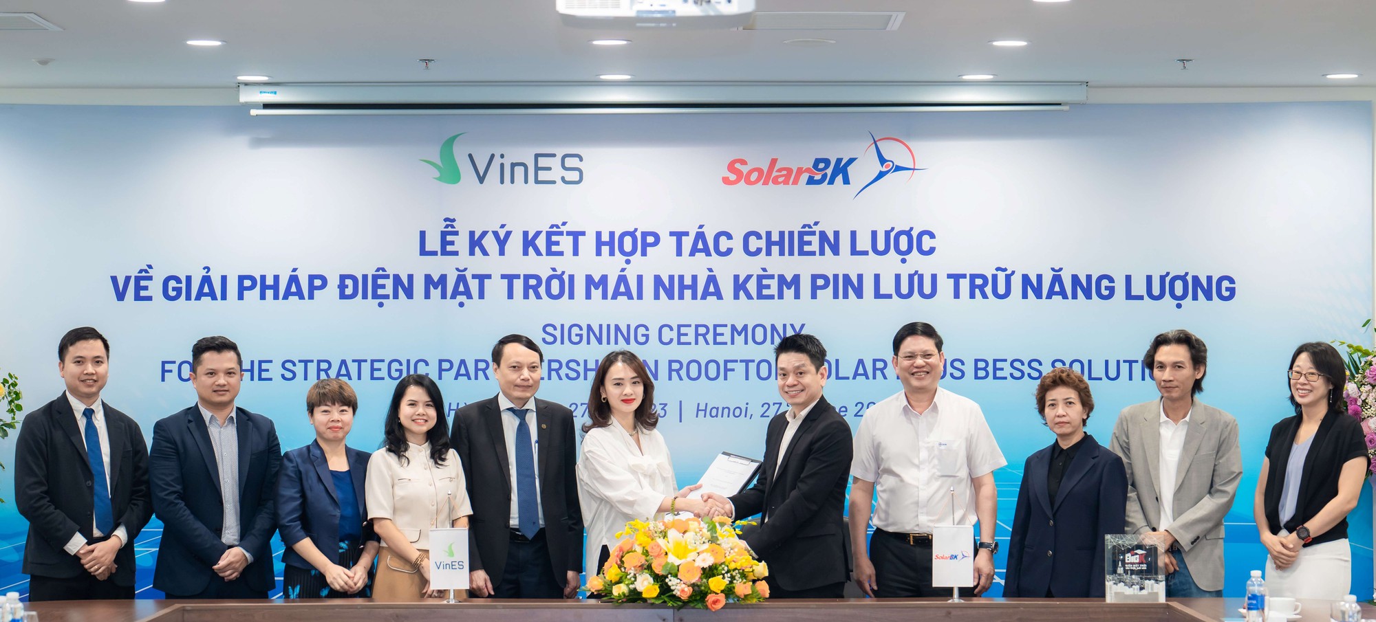VinES và SolarBK hợp tác thúc đẩy sử dụng giải pháp điện mặt trời mái nhà kèm pin lưu trữ năng lượng tại Việt Nam - Ảnh 1.