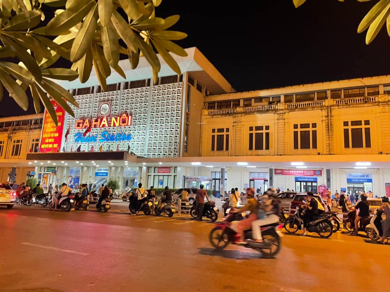 Ký ức Hà Nội: Miền ký ức nơi sân ga, góc chợ - Ảnh 1.
