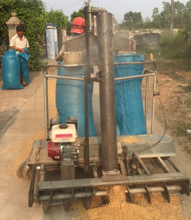 Một ông nông dân Phú Yên sáng chế máy hốt lúa, cả làng phục lăn - Ảnh 2.