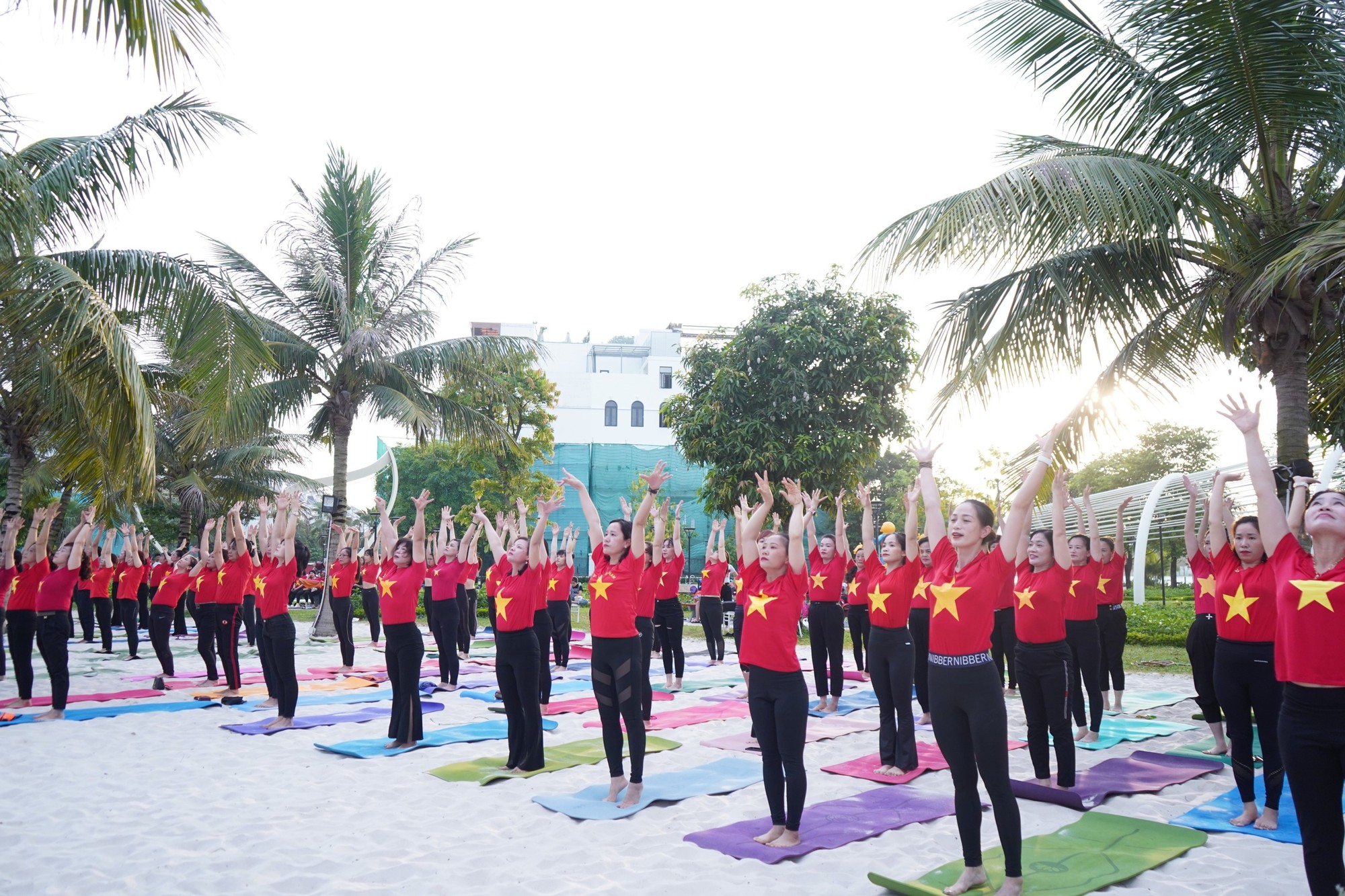 500 người đồng diễn Yoga chào mặt trời tại Festival Yoga mùa Hè 2023 - Ảnh 3.