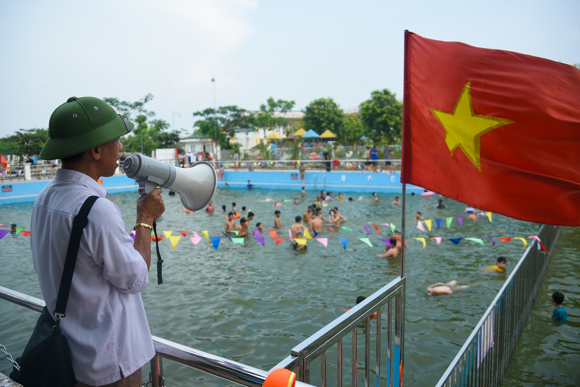 Bỏ ra 1,3 tỷ đồng người dân ngoại thành Hà Nội &quot;biến&quot; ao làng thành bể bơi miễn phí - Ảnh 12.