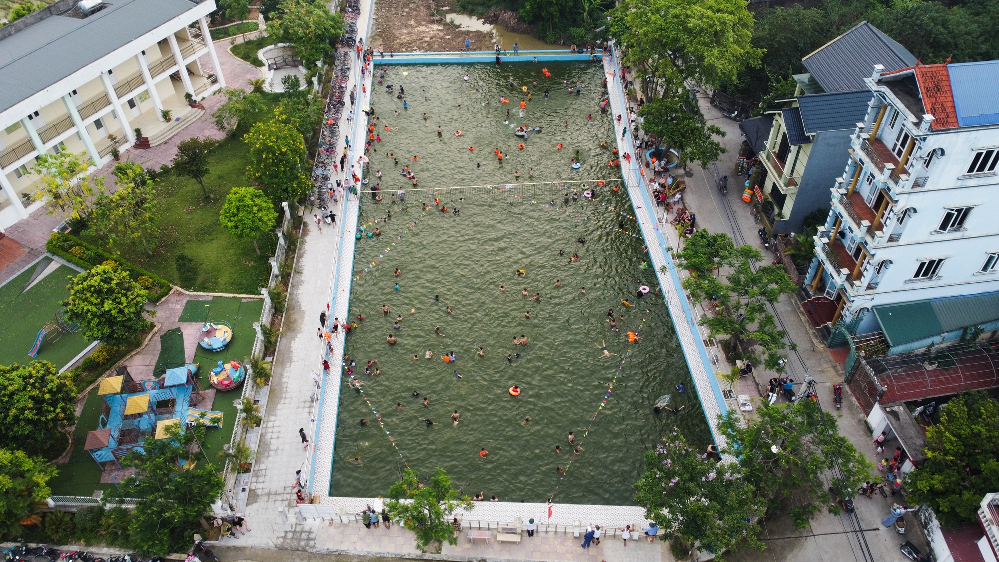 Biến ao làng thành bể bơi miễn phí, trẻ em thích thú tắm giải nhiệt ngày nắng nóng - Ảnh 2.