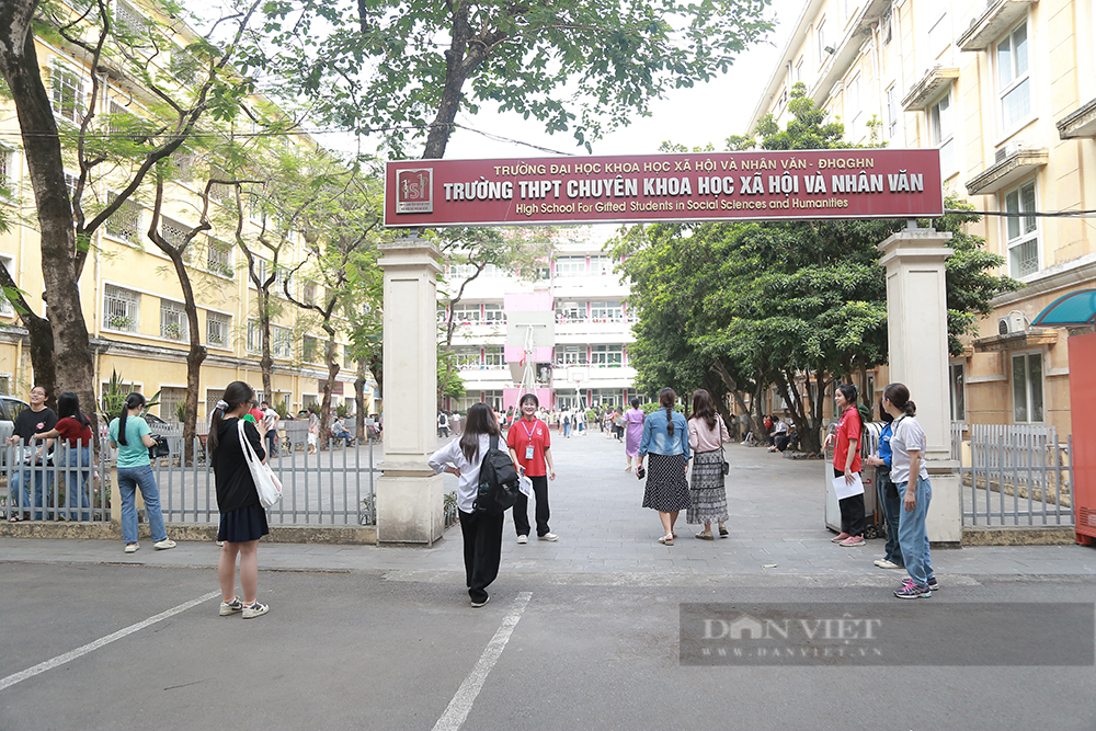 Hàng trăm phụ huynh vây kín cổng trường trong ngày thi vào lớp 10 chuyên Khoa học Tự nhiên - Ảnh 5.