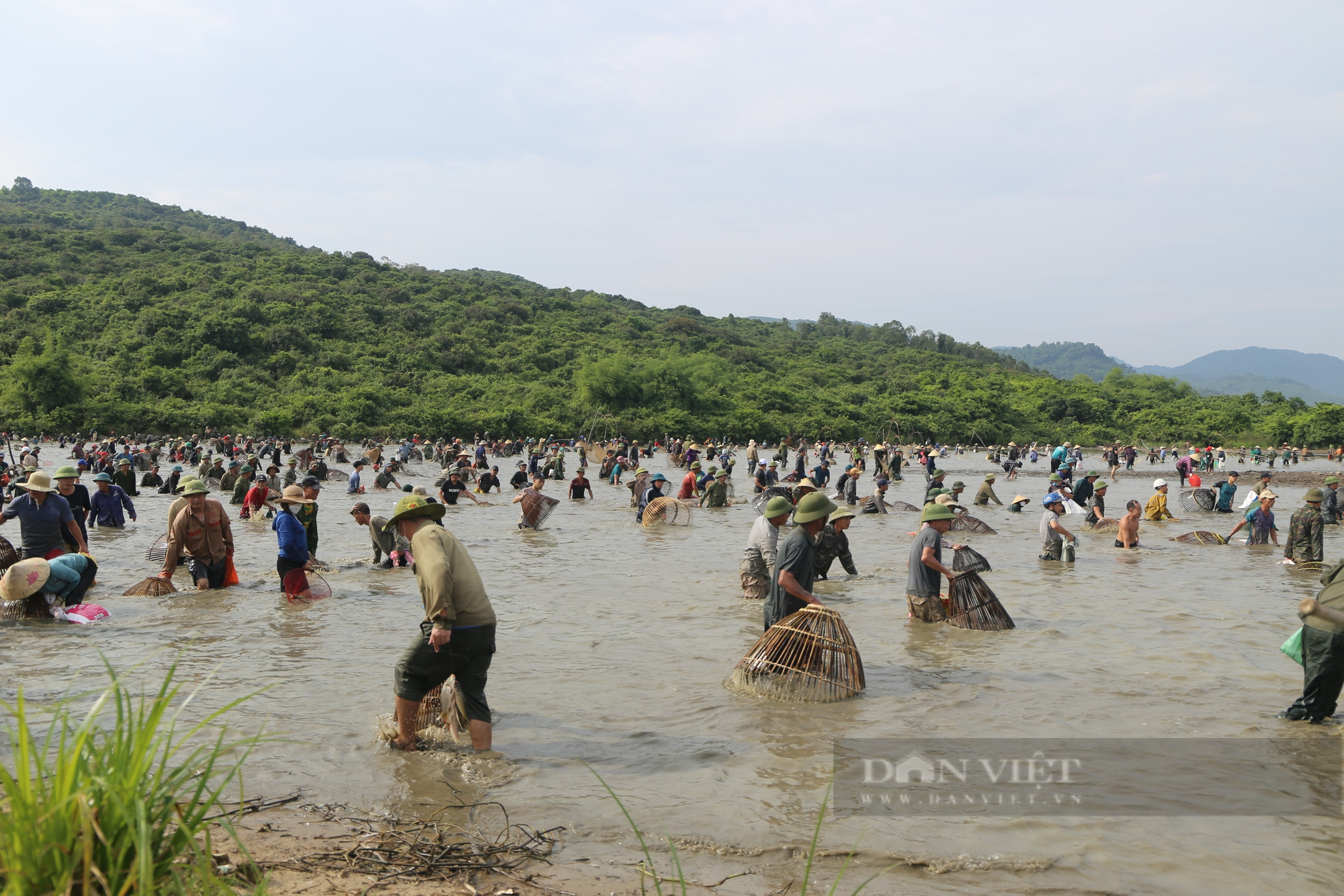 Hà Tĩnh: Hàng ngàn người lội nước, tham gia lễ hội bắt cá cầu may - Ảnh 4.