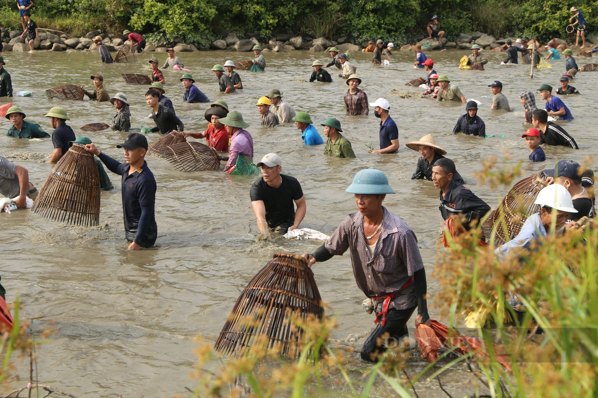 Hà Tĩnh: Hàng ngàn người lội nước, tham gia lễ hội bắt cá cầu may - Ảnh 7.