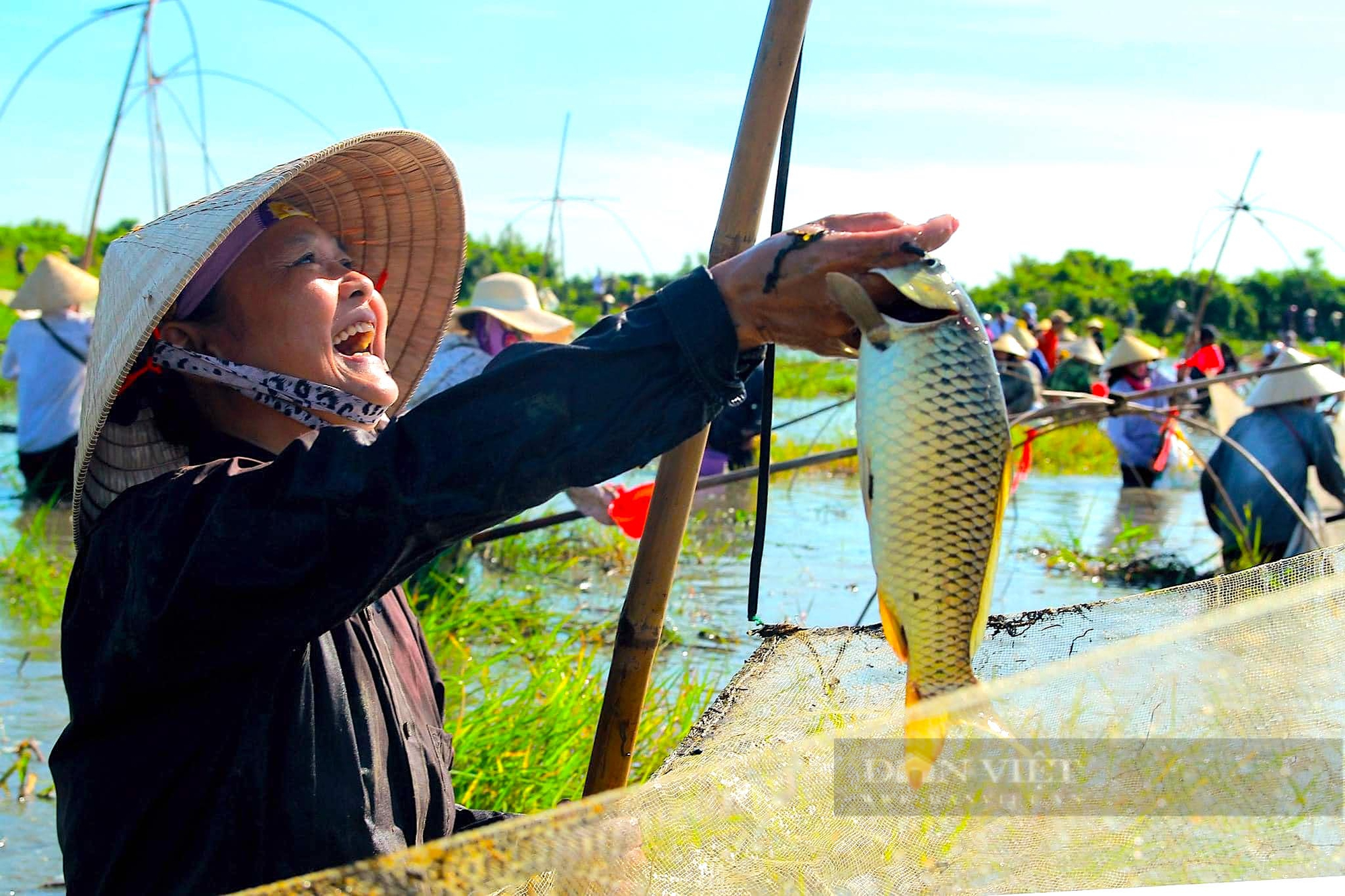 Hà Tĩnh: Hàng ngàn người lội nước, tham gia lễ hội truyền thống bắt cá Đồng Hoa cầu may - Ảnh 11.