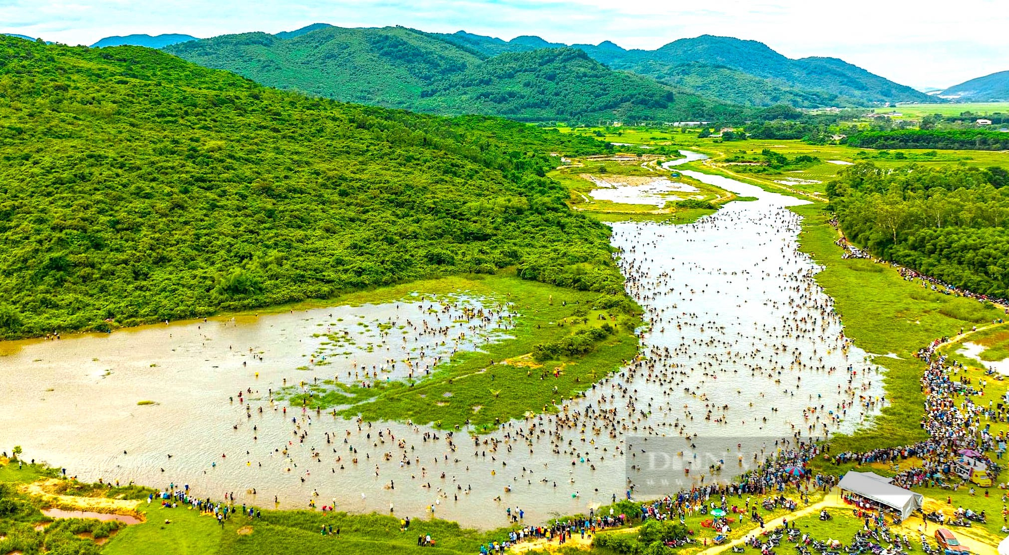 Hà Tĩnh: Hàng ngàn người lội nước, tham gia lễ hội truyền thống bắt cá Đồng Hoa cầu may - Ảnh 3.