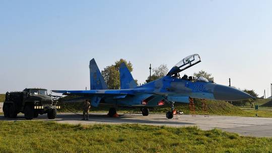 Chiến sự Ukraine mới nhất: Nga tấn công sân bay Ukraine; Crimea bị 9 máy bay không người lái lao đến - Ảnh 1.