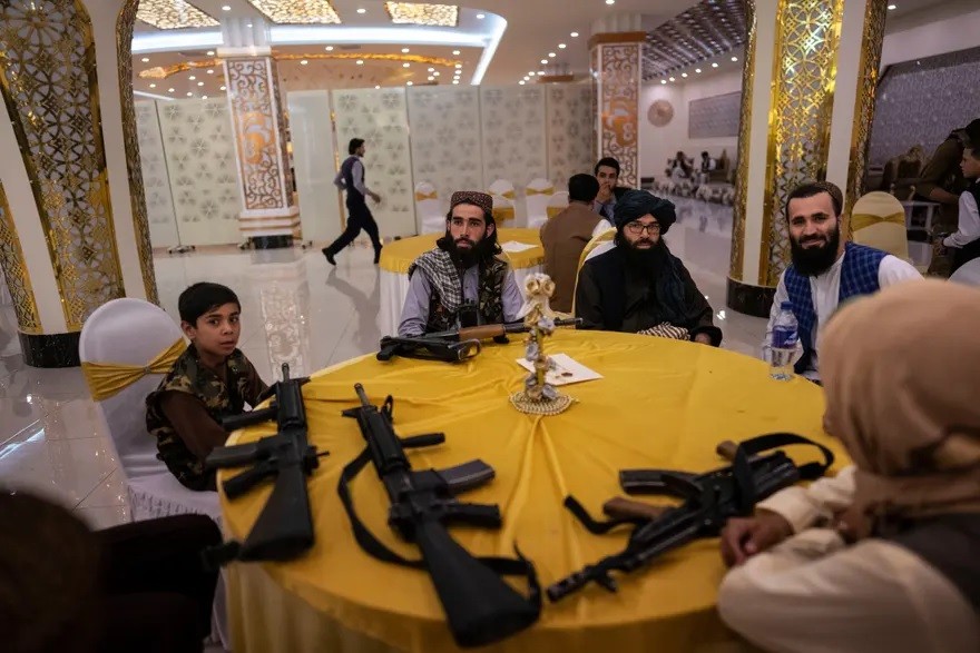 Ảnh thế giới 7 ngày qua: Lực lượng Taliban mang súng khi dự tiệc cưới ở Afghanistan - Ảnh 6.
