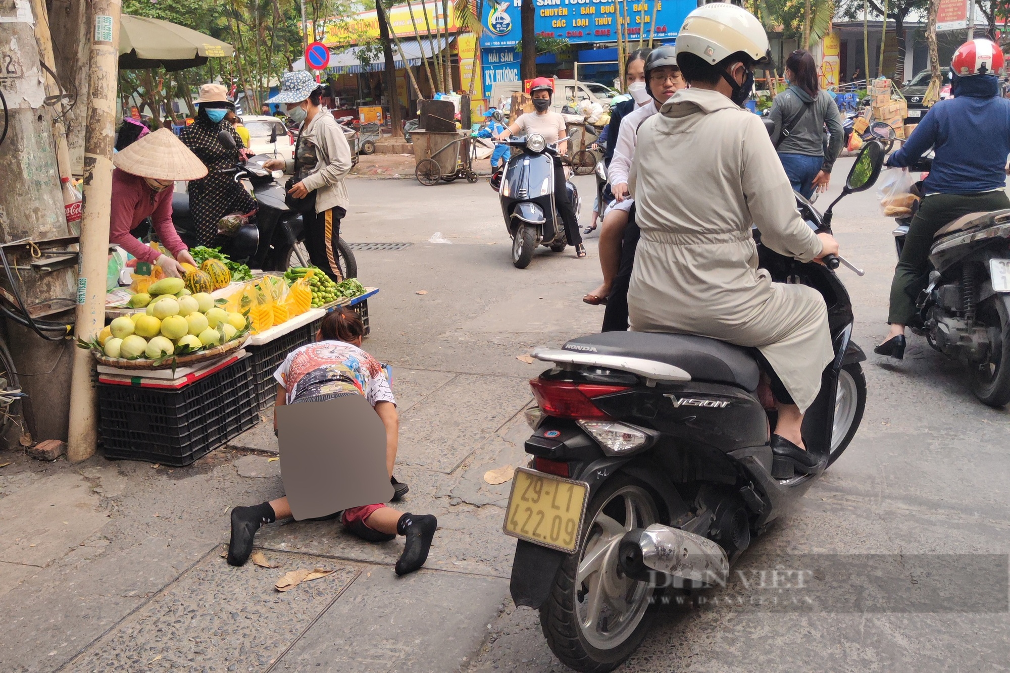 Bất chấp nắng nóng, đội quân ăn mày vẫn phi thân chặn đầu ô tô, xe máy để xin tiền - Ảnh 4.