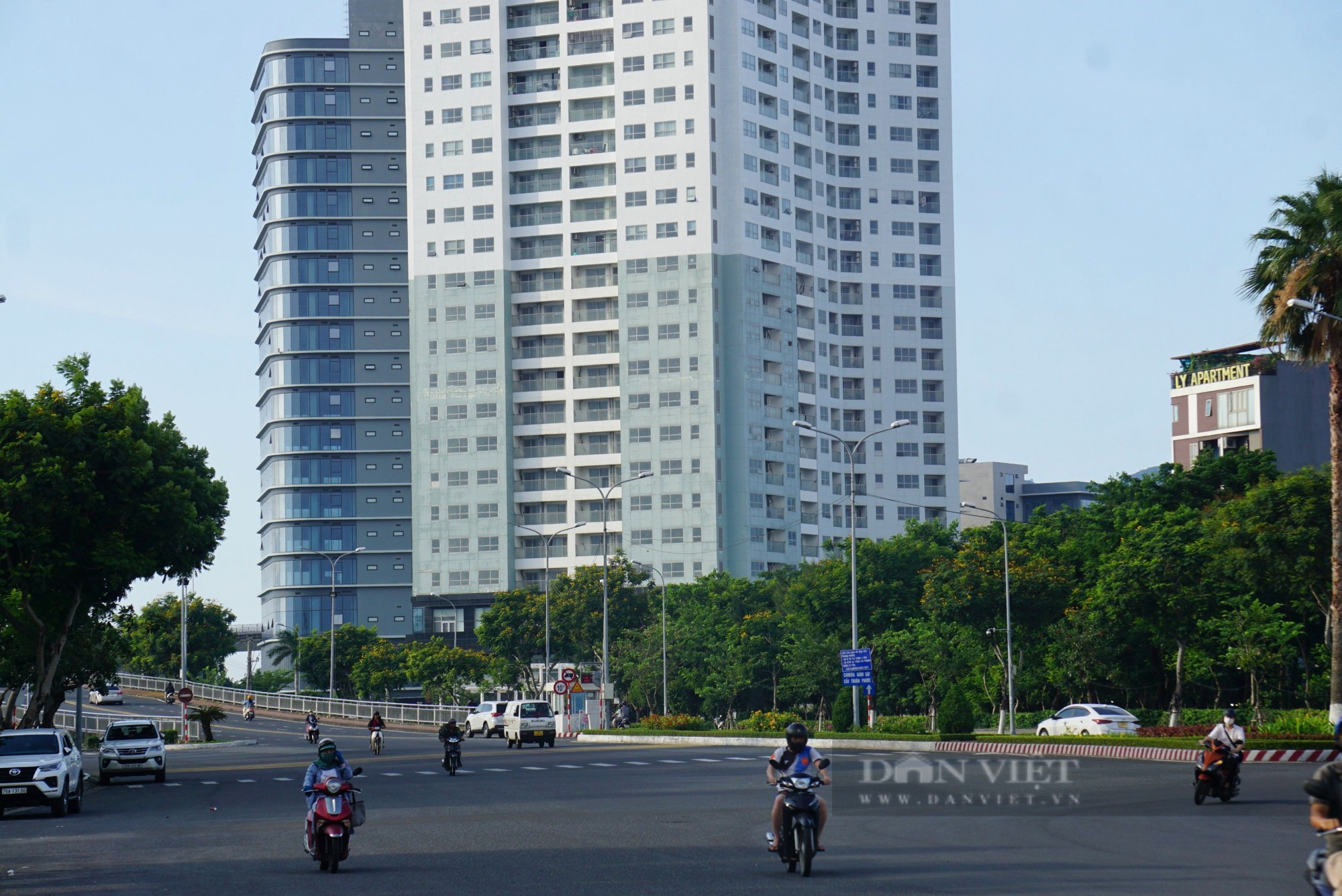 Cận cảnh dự án tháp đôi 90 triệu USD xây 15 năm mới được 1 tòa tại Đà Nẵng - Ảnh 1.