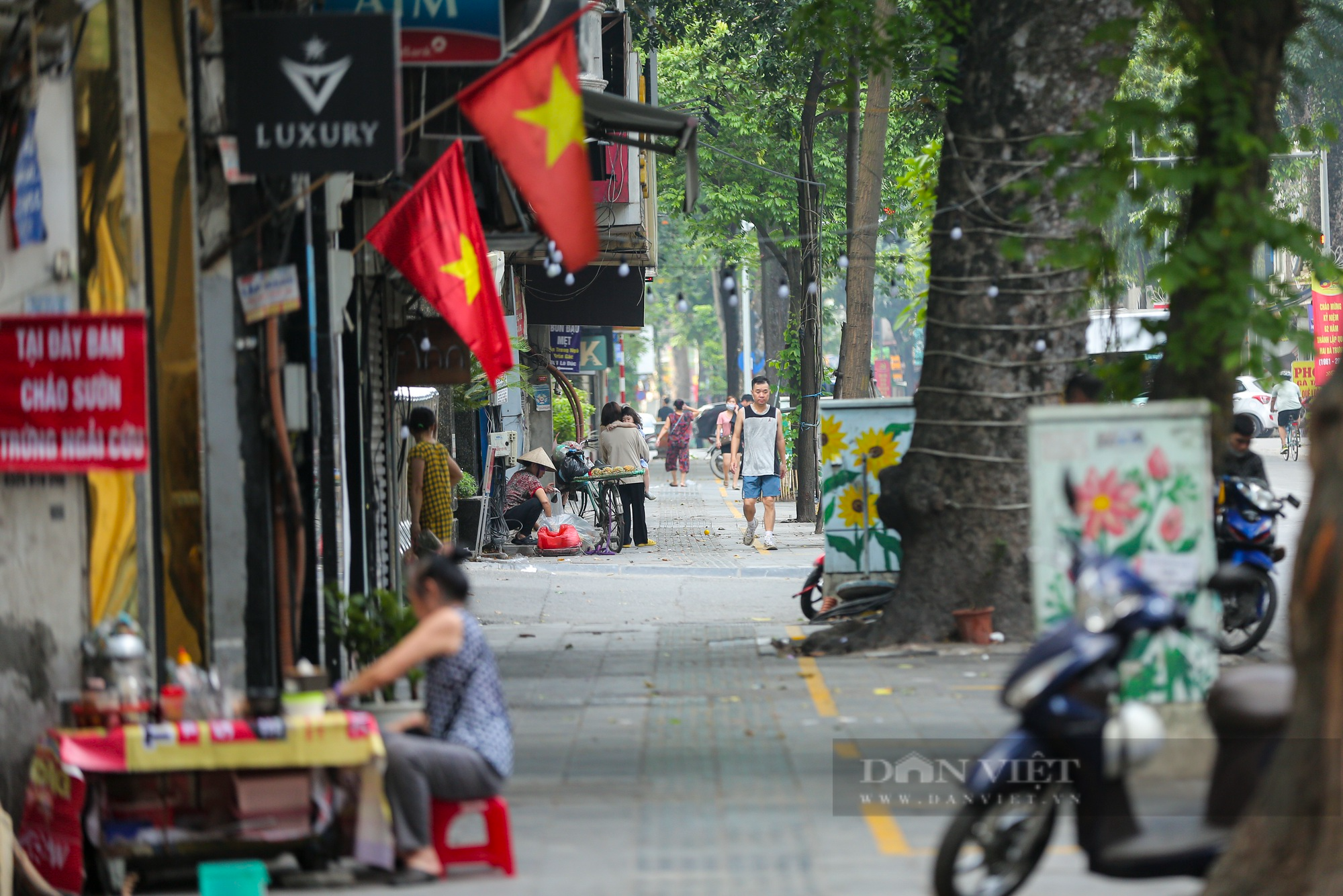 Thêm nhiều tuyến phố tại Hà Nội được đề xuất lấy vỉa hè để kinh doanh - Ảnh 1.
