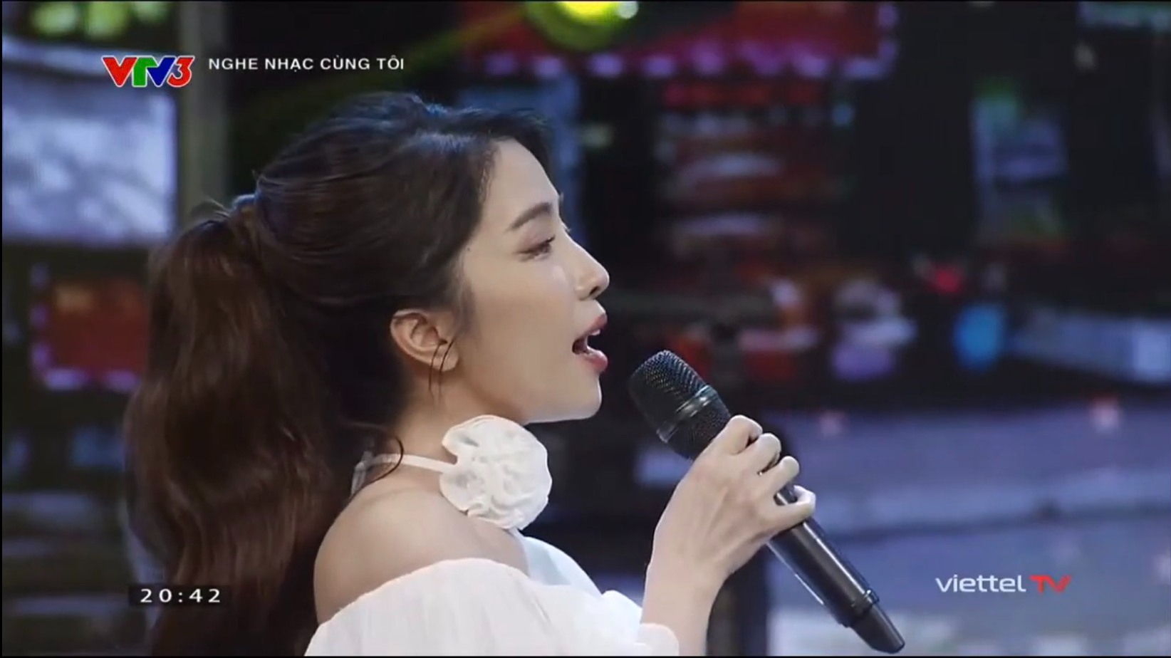 Việt Anh và Quỳnh Nga tình tứ nắm tay song ca trên truyền hình, ngượng ngùng khi khán giả hô lớn: &quot;Hôn đi!&quot; - Ảnh 2.