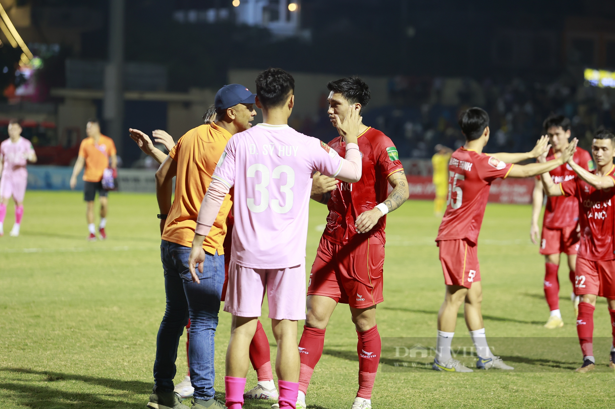 Cầu thủ CLB CAHN ăn mừng sau chiến thắng trước Thanh Hoá FC - Ảnh 1.