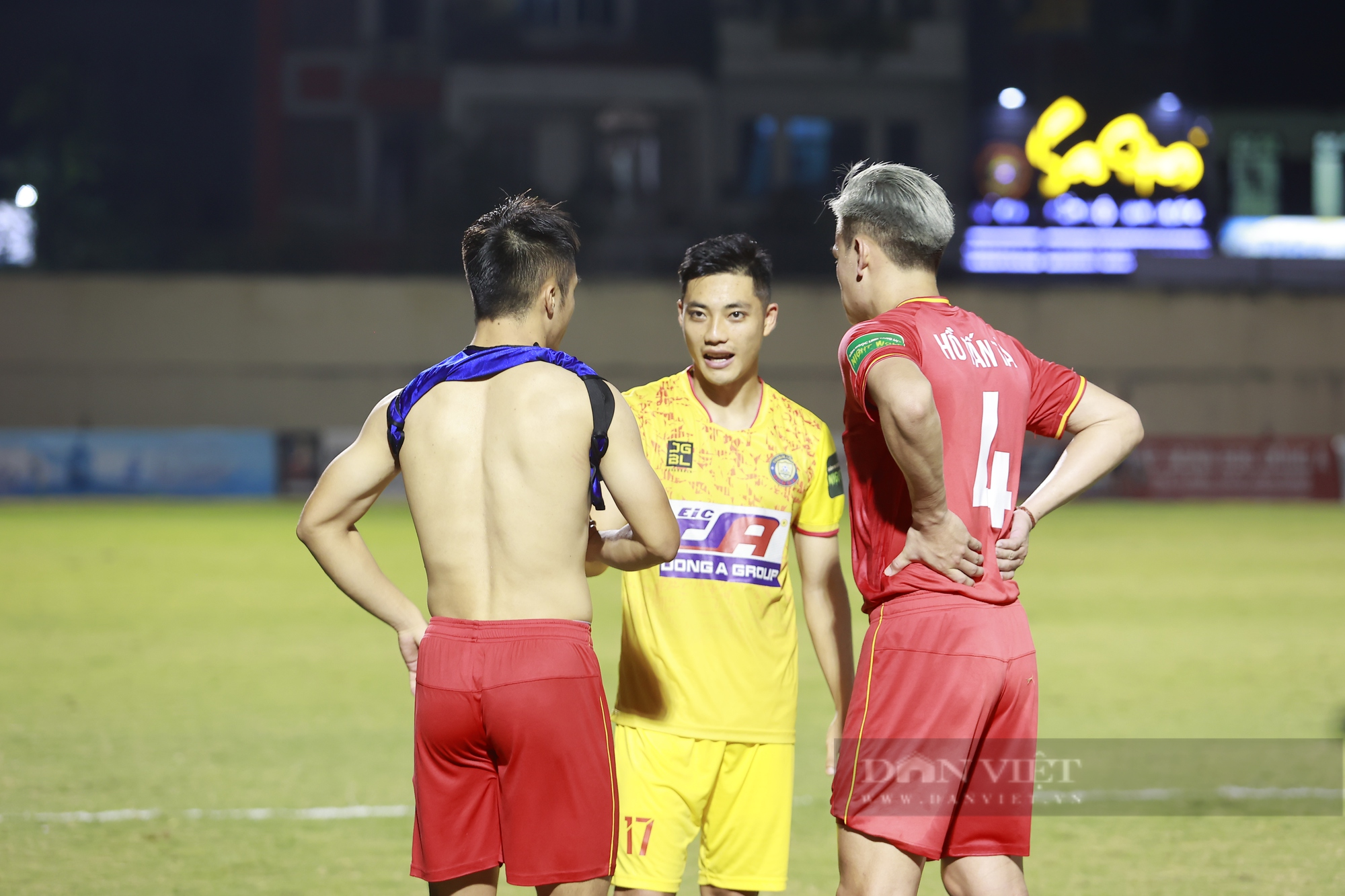 Cầu thủ CLB CAHN ăn mừng sau chiến thắng trước Thanh Hoá FC - Ảnh 3.
