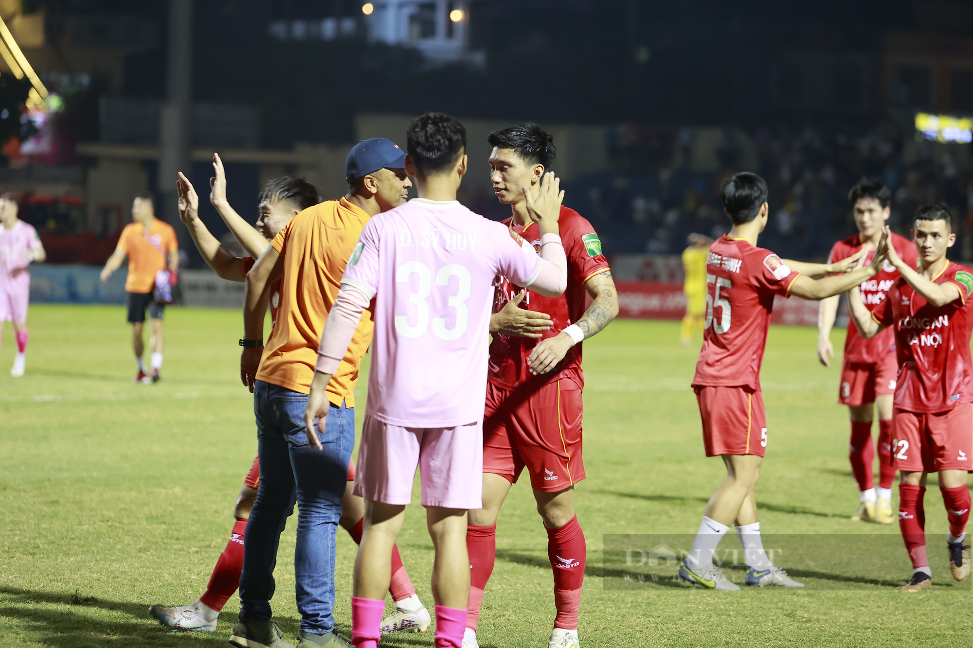 Cầu thủ CLB CAHN ăn mừng sau chiến thắng trước Thanh Hoá FC - Ảnh 5.