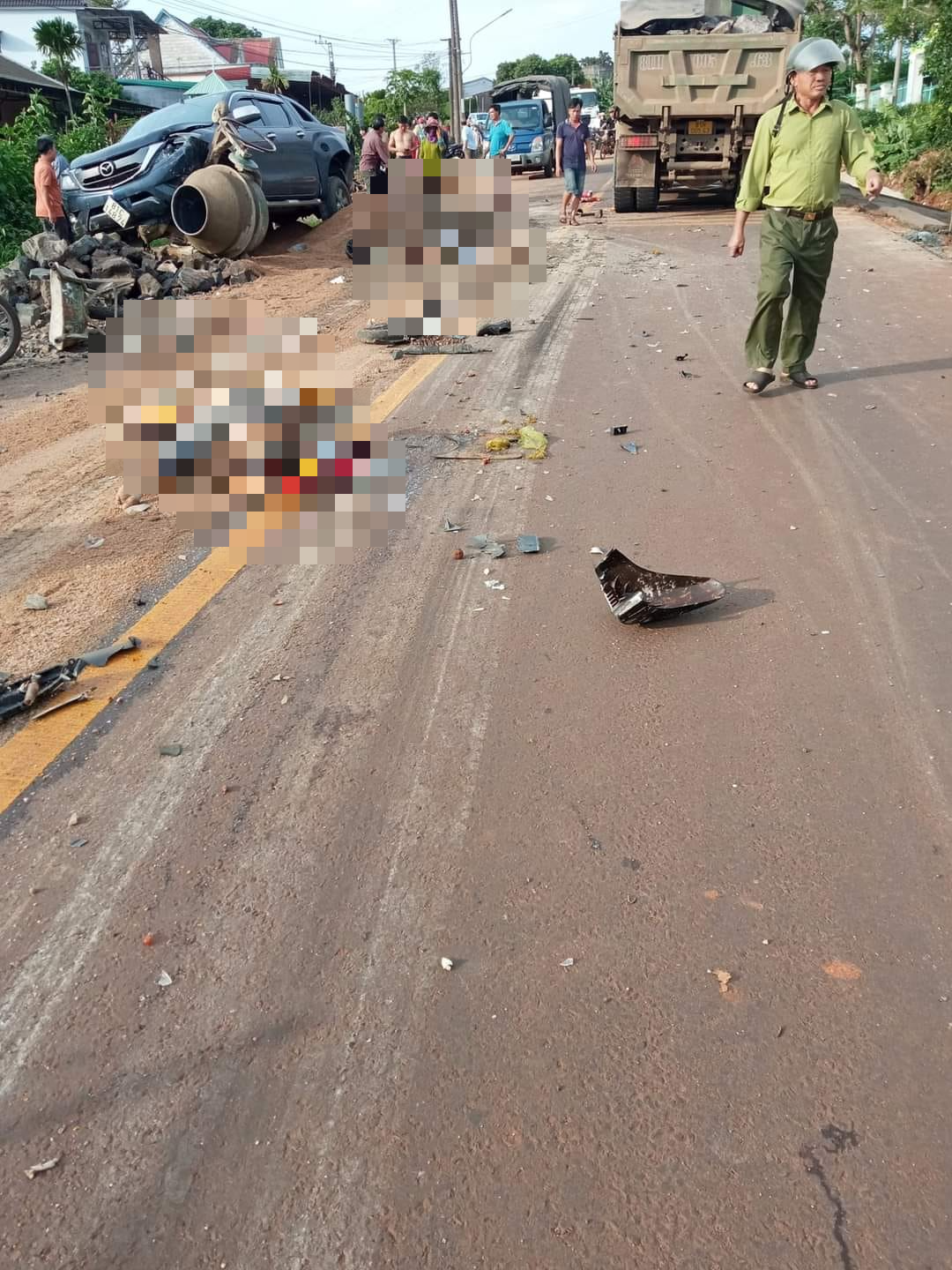 Va chạm liên hoàn giữa 2 xe tải và xe máy, 3 người tử vong - Ảnh 2.