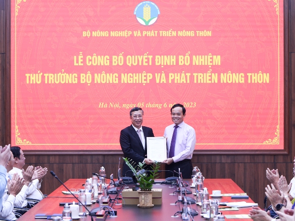 Phó Thủ tướng Trần Lưu Quang trao quyết định bổ nhiệm Thứ trưởng Bộ NNPTNT Hoàng Trung - Ảnh 1.