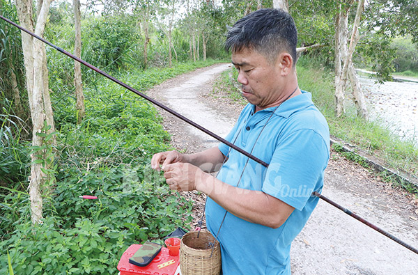 Vô rừng U Minh Thượng ở Kiên Giang đi câu cá lóc, cá rô đồng bằng một thứ mồi ai thấy cũng bất ngờ - Ảnh 2.